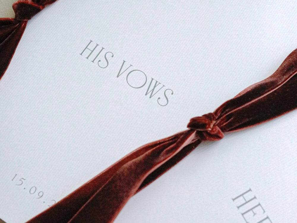 Vows/Gelübde Bücher, personalisierbar, 2-teiliges Set, Modell Bordeaux Velvet, auf LineArt-Papier Hochzeitseinladung.de