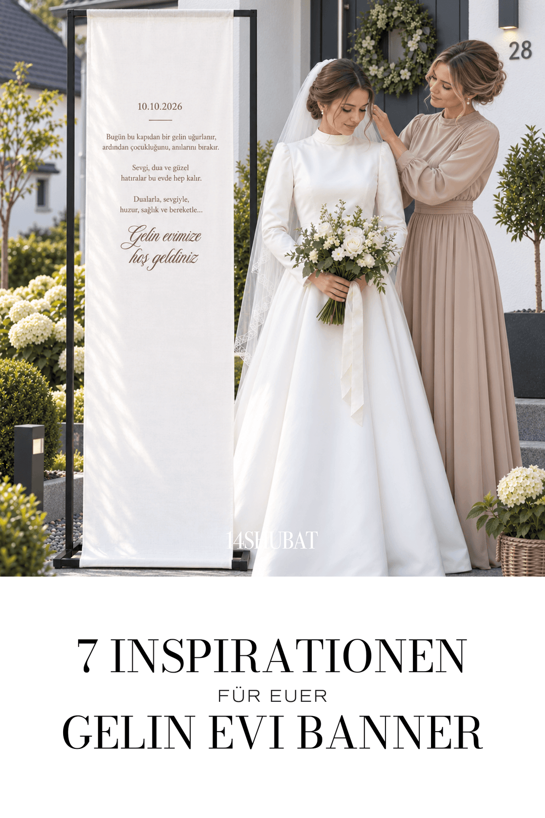 Braut vor ihrem Elternhaus neben einem personalisierten Gelin Evi Banner aus hellem Leinenstoff mit türkischem Spruch und Hochzeitsdatum