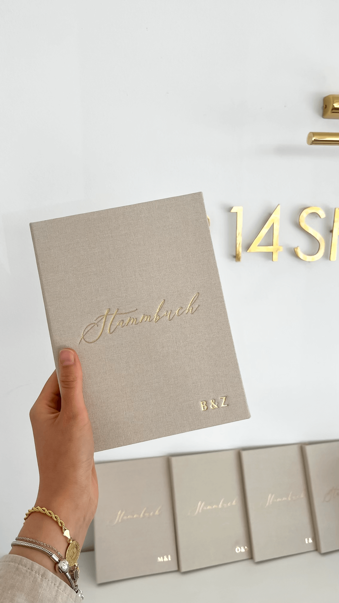 Stammbuch der Familie / Familienstammbuch mit Goldprägung & Beige Leinen Hochzeitseinladung.de