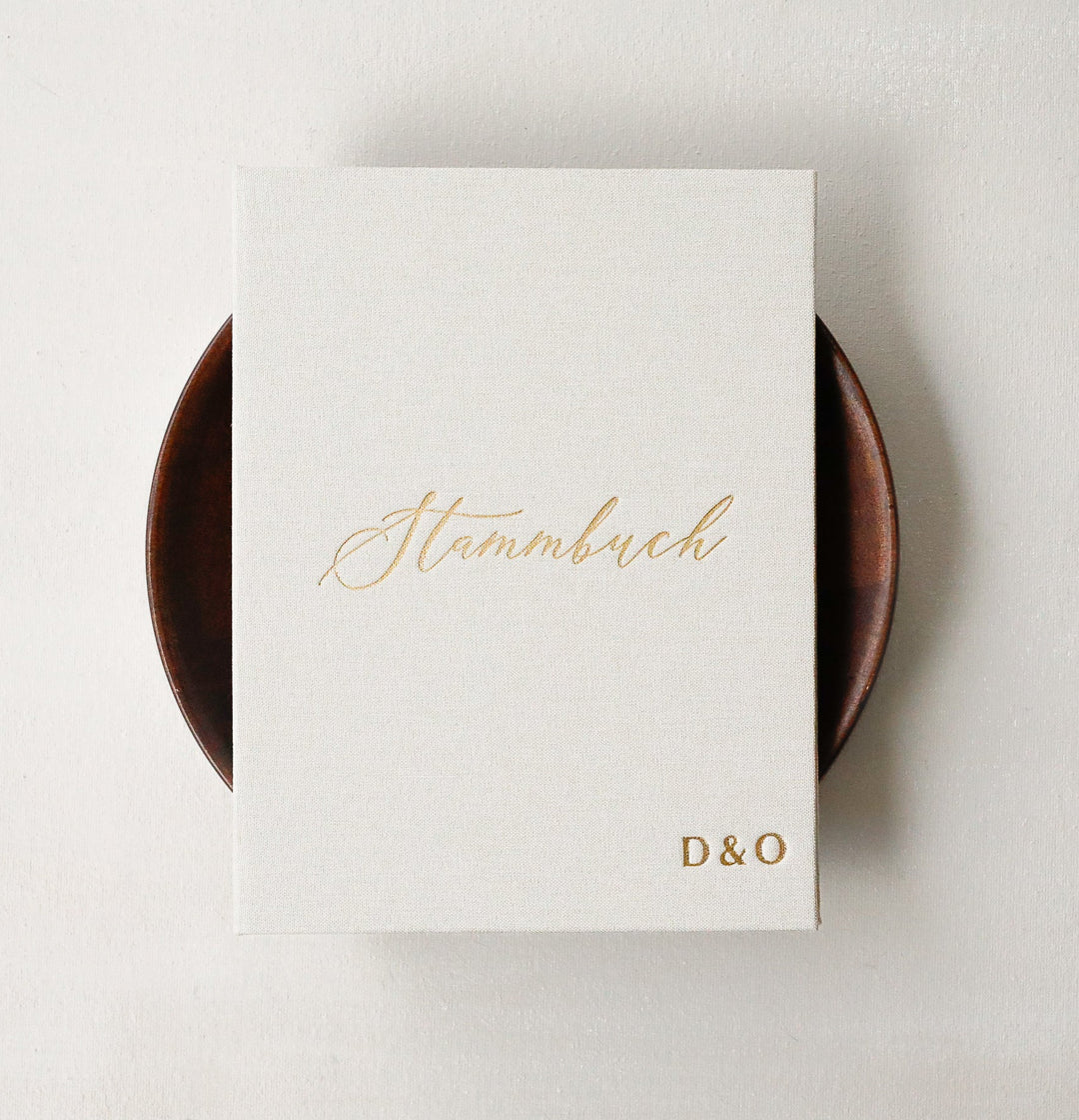 Stammbuch der Familie / Familienstammbuch mit Goldprägung & Beige Leinen Hochzeitseinladung.de