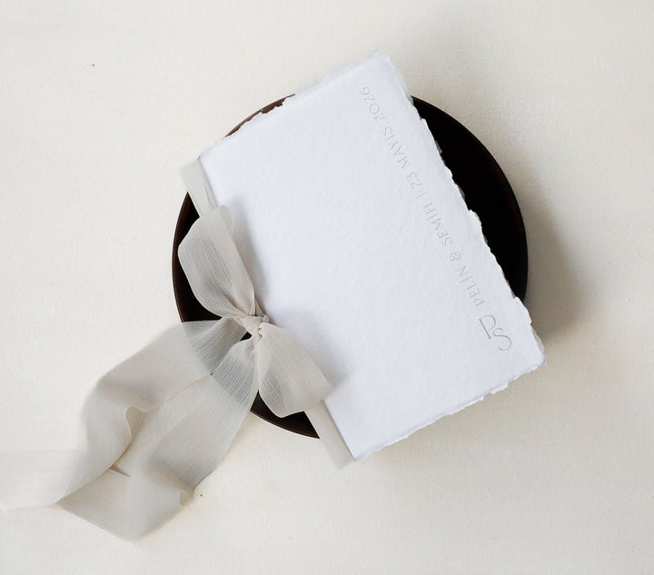 Büttenpapier Gästebuch handgeschöpft & personalisiert inklusive Schleife Hochzeitseinladung.de