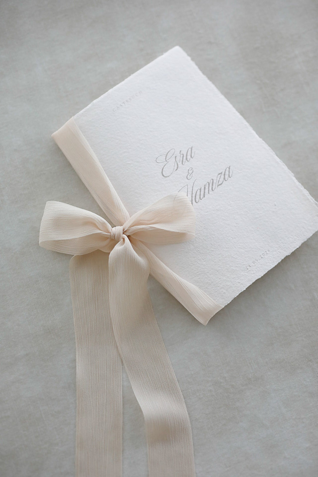 Büttenpapier Gästebuch handgeschöpft & personalisiert inklusive Schleife Hochzeitseinladung.de