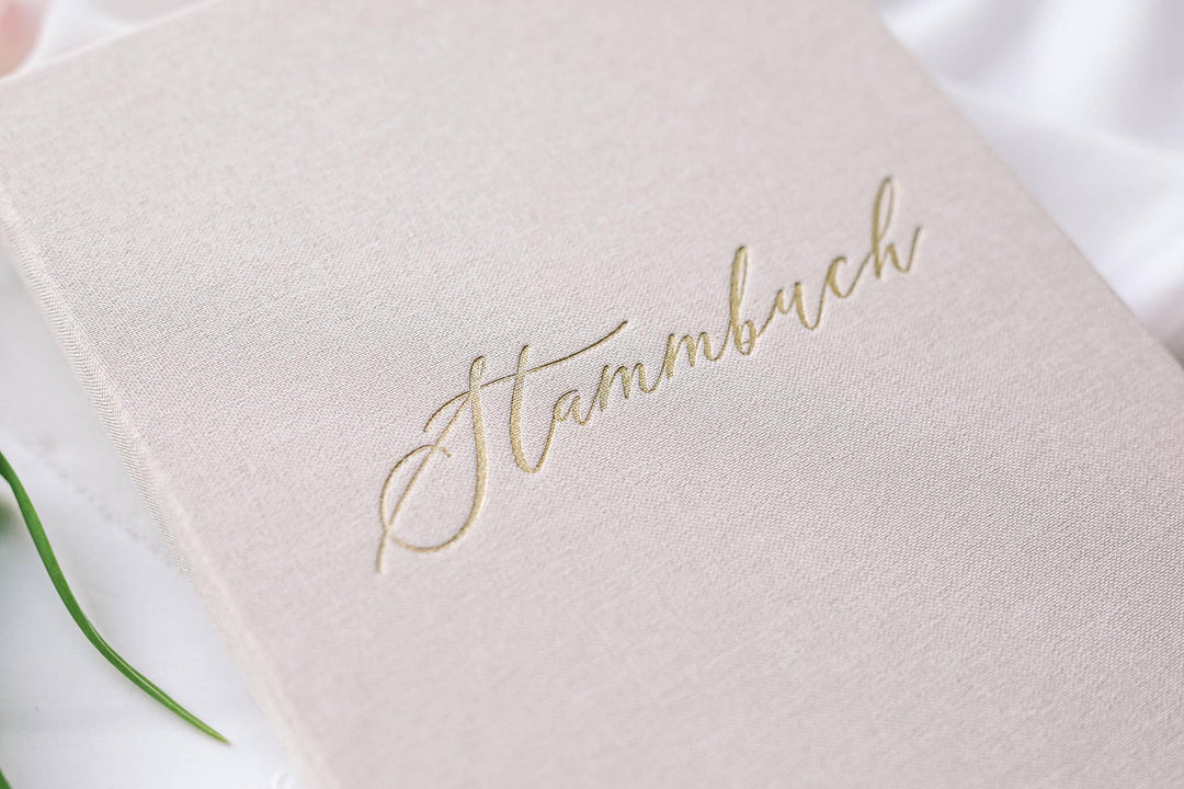 Stammbuch der Familie / Familienstammbuch mit Goldprägung & Beige Leinen Hochzeitseinladung.de