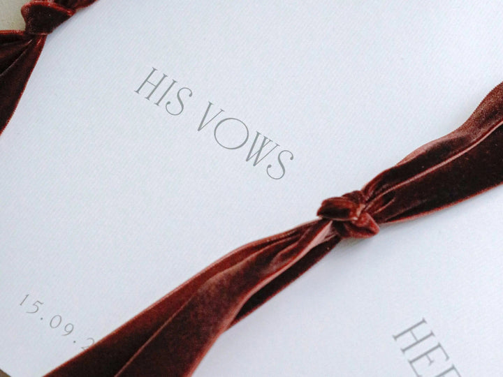 Vows/Gelübde Bücher, personalisierbar, 2-teiliges Set, Modell Bordeaux Velvet, auf LineArt-Papier Hochzeitseinladung.de