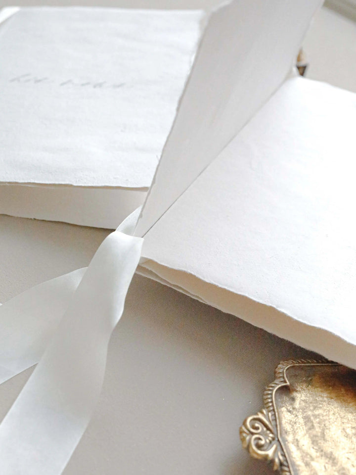 Vows/Gelübde Bücher, personalisierbar, 2-teiliges Set, Modell Minimal Calligraphy, auf handgeschöpftem Büttenpapier Hochzeitseinladung.de