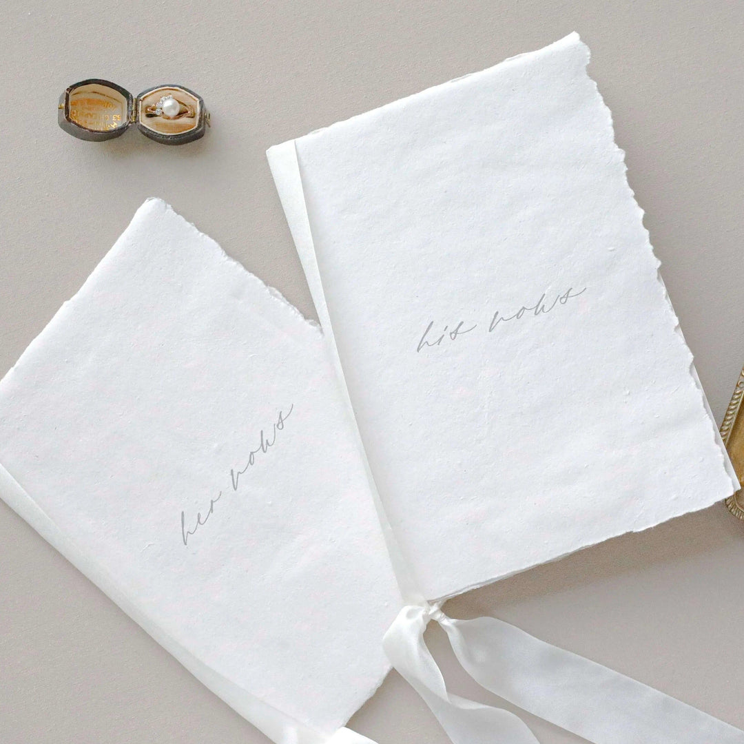 Vows/Gelübde Bücher, personalisierbar, 2-teiliges Set, Modell Minimal Calligraphy, auf handgeschöpftem Büttenpapier Hochzeitseinladung.de