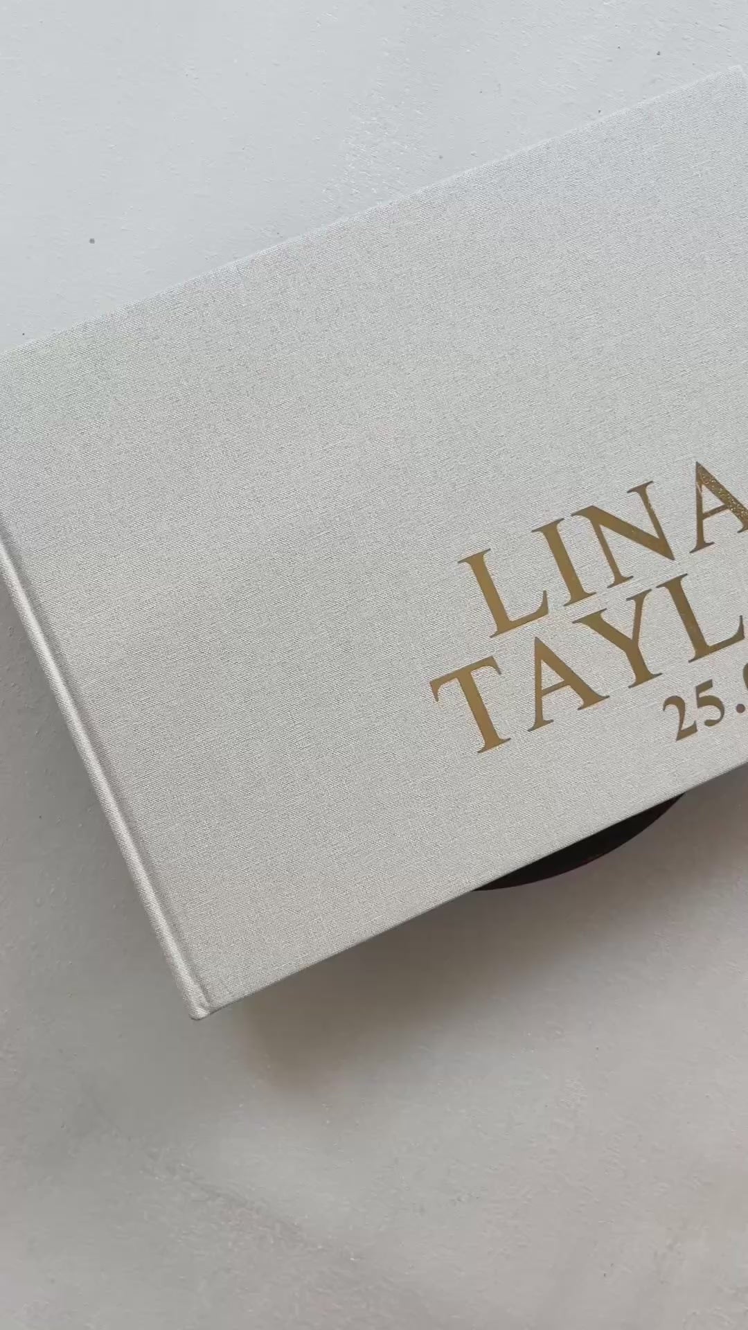 2-in-1 Gästebuch & Fotoalbum Hochzeit A4 – Leinen Beige – personalisiert mit Gold, wahlweise mit Prägung. Erinnerungsbuch Hochzeitsgästebuch